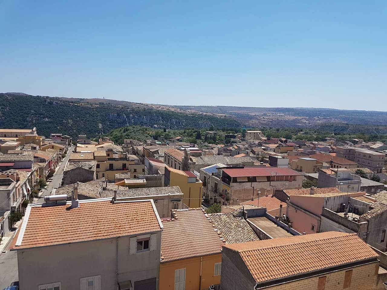 Panorama del borgo di Cassaro e dei monti Iblei